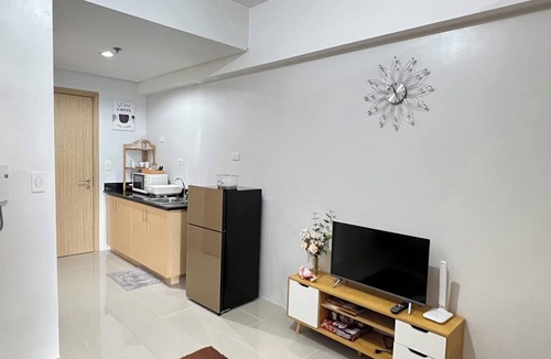 Bago Bantay Condo | 1-Bedroom Condo with wifi, near SM North