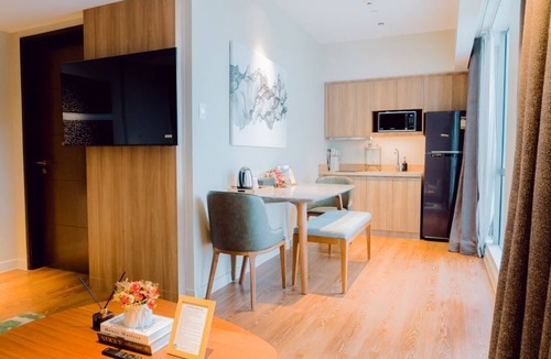 Makati Condo | 1 Bedroom Suite with Canal view