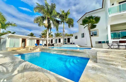 Sosua Villa | 12BR Party Villa: Pool, Private Basketball Court & Billiard!