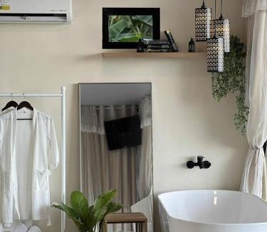 Samal House | 15 mins from barge with tub + wifi (glass cabin)