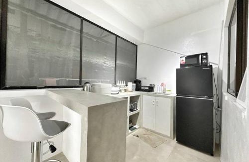Manoc-Manoc Apartment | 15 Secs to Beach-2BR w/Kitchen & Newly Renovated