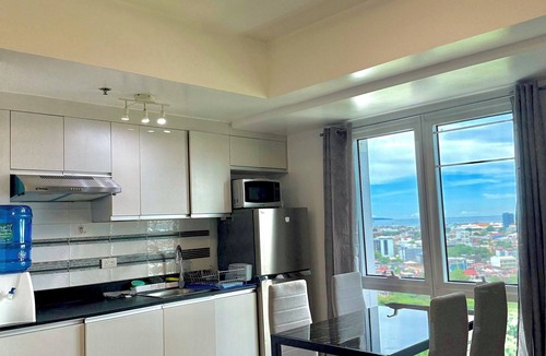 Poblacion District Apartment | 1BR condo 50 Sqm With parking and Wifi