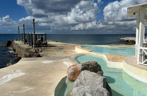 Dominicus Apartment | 1BR Tracadero Lodge, beach access & full amenities