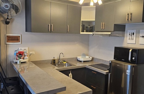 Lahug Apartment | 2-Bedroom Boutique City Condo - City Center - High Speed Wi-Fi Newly Renovated!