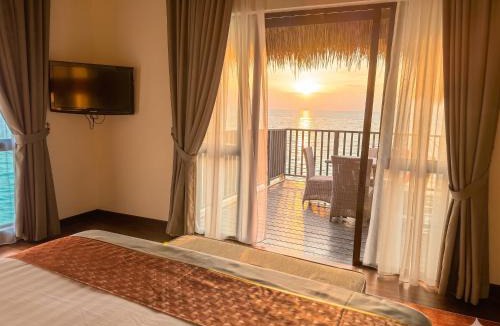 Sungai Pelek Ski Chalet | 2 Bedroom plus Study Villa over Water, Open Sea - Golden Palm Tree, Malaysia