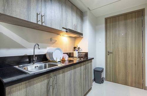 Barangay 76 Apartment | 2BR by MOA Fully Furnished Sleeps 5