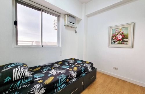 Ermita Condo | 2BR Cozy & Spacious Family Condo, Great View & Karaoke At Torre De Manila