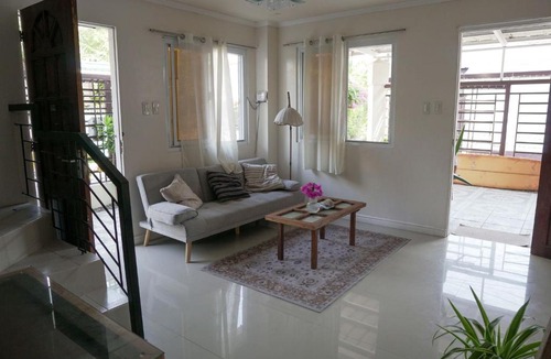 San Fernando Apartment | 2BR Simple Budget Homestay, beach, parking, Wi-Fi