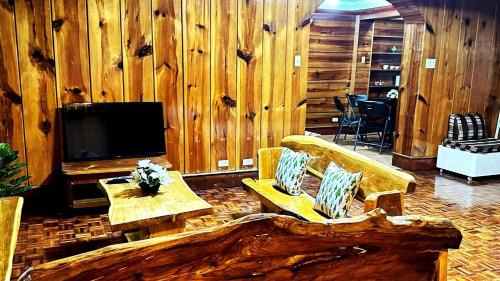 Baguio House | 3 Bedroom House in the Heart of Baguio with Garage