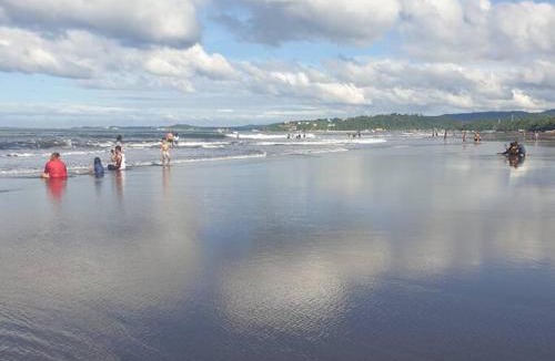 Nasugbu Villa | 30 persons Beachfront, Aircon rooms and pool access