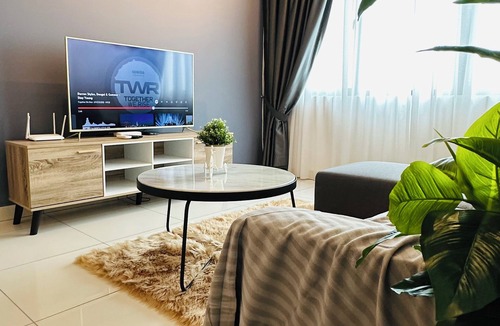 Taman Pertama Condo | 36 Family Suite 7 Pax 3 Rooms Velocity Mall IKEA Short Walk to MRT & LRT Maluri