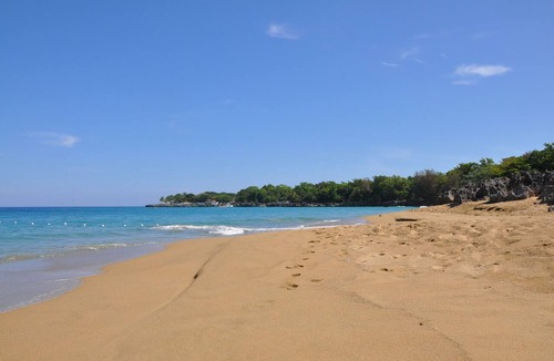 El Batey Apartment | 3BD groundfloor condo, pure beachfront, gym/pool/high-speed internet/cable TV