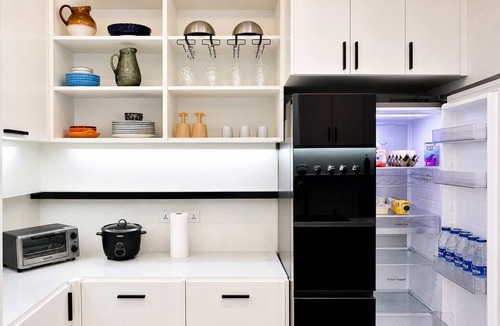 Downtown Apartment | 3BR Sleeps 6 | 5min to Bars | 120sqm | 6-Seat Table | 65in TV + 5.1 | Terrace