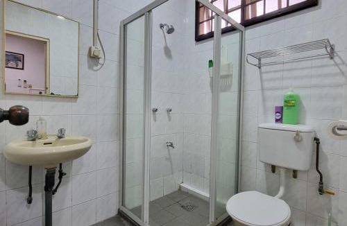 Lutong House | 4-Bedroom Homestay 6KM from Downtown Miri