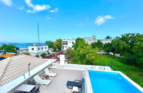 Barrio Acapulco Apartment | #4 cozy Queen bed apartment in charming Río San Juan with AC, WiFi, rooftop pool