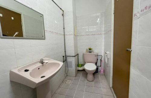 Bukit Kecil House | 4BR 2Storey Terrace Homestay at Bukit Jambul by SK Vacation Homes