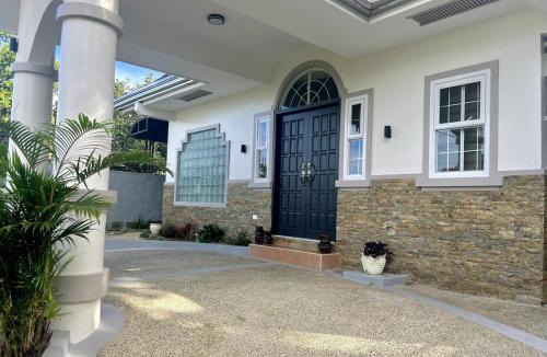 Tagaytay House | 4BR Tagaytay House Staycation near Sky Ranch