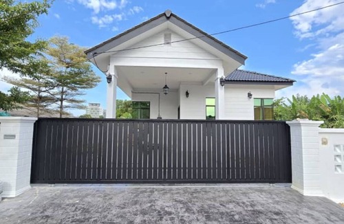 Batu Buruk House | 5 Mins to Batu Buruk Beach! Cozy Family Home in KT – Near HSNZ & City Center
