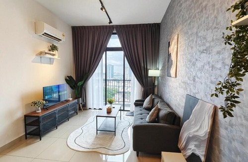 Central District Apartment | 500m walking to CIQ I 2 day -20 Percent Offer I 7pax 2BR, Free Netflix and Viu ,1 carpark