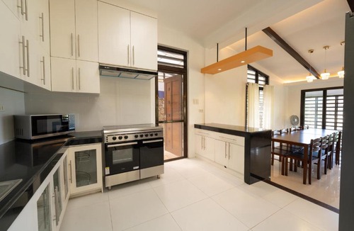 Baguio House | 6BR Crystal Slopes and Six-slot Reserved Parking