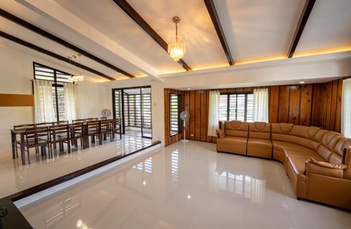 Baguio House | 6BR Crystal Slopes and Six-slot Reserved Parking