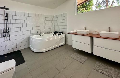 Olongapo House | 7 BR, King Beds, Professional Kitchen, Jacuzzi