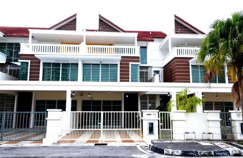Seri Tanjung Pinang House | 7BR Penang Stay Near Gurney and George Town