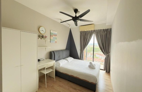 Petaling Jaya Apartment | 7pax Emporis Kota Damansara 5Bedroom 2CarPark, Segi College, MRT