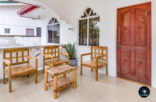 Loon House | A 5-minute walk fromseashore perfect for scuba diving and any water activity.