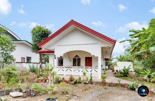 Loon House | A 5-minute walk fromseashore perfect for scuba diving and any water activity.