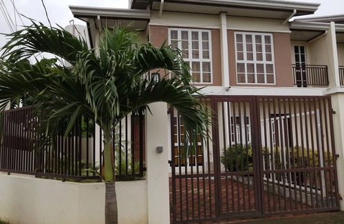 Batangas City House | A Bright, Stylish Clean Apt near Diversion Rd
