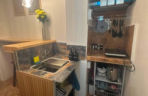 Dau House | A home to slow down in. Perfect for 2 a 1-bedroom Loft Guest House near Clark.