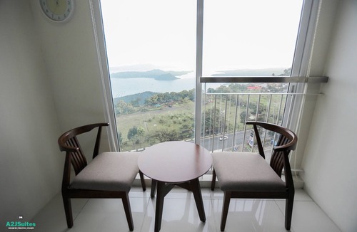 Tagaytay Condo | A2JSuites Huge Taal View Luxury Suite SMART HOME Near Skyranch, Robinsons