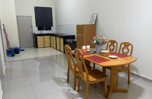 Bukit Rambai Ski Chalet | Adams Family Homestay