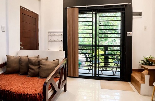 Santa Cruz House | Affordable Luxury Loft Style Netflix Fast Wifi FreeParking Sta. Cruz Laguna