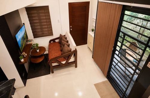 Santa Cruz House | Affordable Luxury Loft Style Netflix Fast Wifi FreeParking Sta. Cruz Laguna