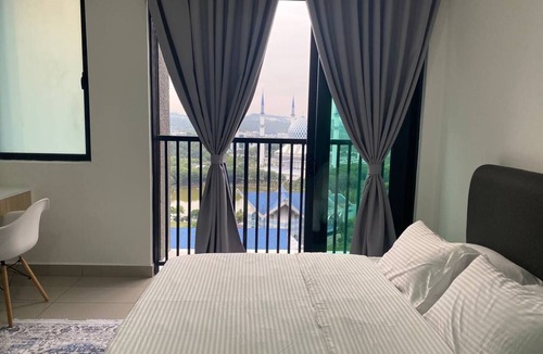 Seksyen 14 Apartment | Alinea BlueView Suites | 400m to LRT | Free Parking | Shah Alam | Pool | Wifi