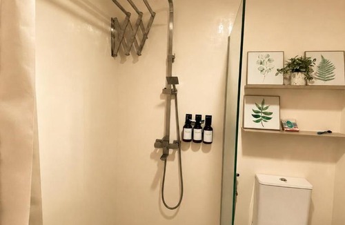 Mactan Export Processing Zone Hotel | Amani Grand Resort, 1 BR, Near Mactan Airport, Hot shower, 4 pax