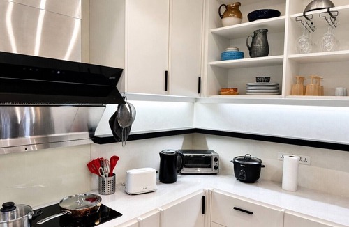 Downtown Apartment | Antique-Modern Design, Bar Kitchen, City View, W+D