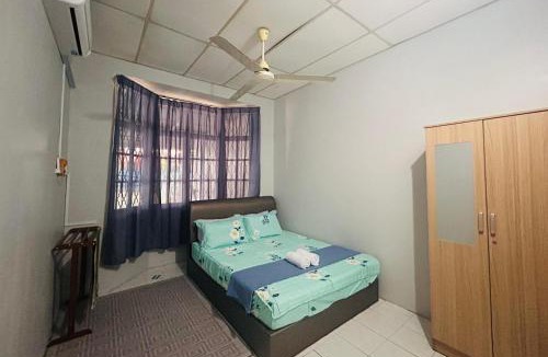 Durian Sebatang House | Anuarosi Homestay Taman Melor, Teluk Intan