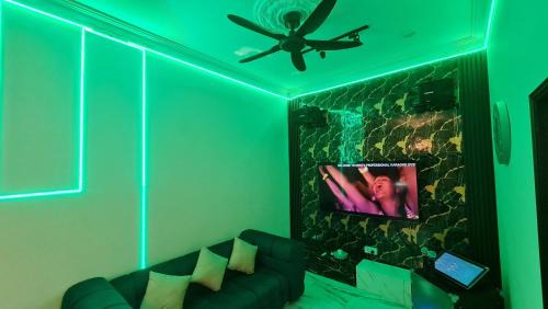 Taman Mewah Villa | AURORA HIDEAWAY VILLA 4R4B 23PAX PRIVATE POOL, KTV, BBQ, MALAY ONLY, 5min to BEACH