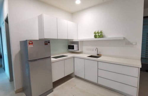 George Town Apartment | Azure 2BR Pool Suite Jelutong | Free Parking, 8min to Georgetown