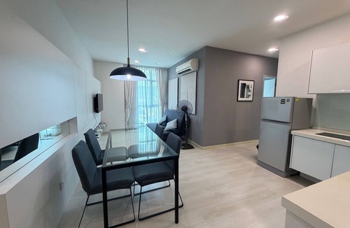 George Town Apartment | Azure 2BR Pool Suite Jelutong | Free Parking, 8min to Georgetown