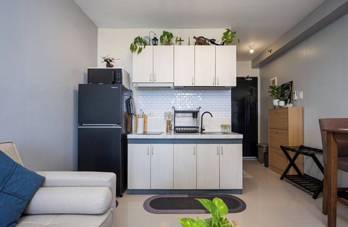 Lapu-Lapu Apartment | Azure Haven -an elegant studio with a relaxing sunset and seaview at the balcony