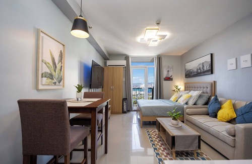 Lapu-Lapu Apartment | Azure Haven -an elegant studio with a relaxing sunset and seaview at the balcony