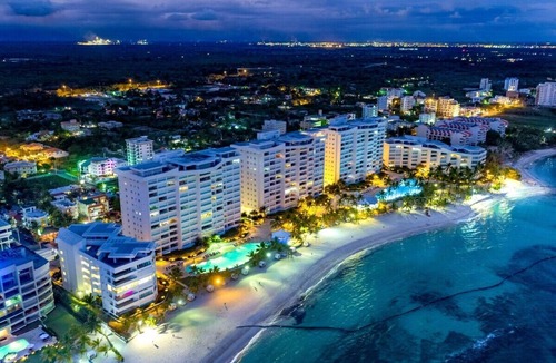 Villas Del Mar Apartment | Beachfront | Balcony Dining | InfinityPool & Beach