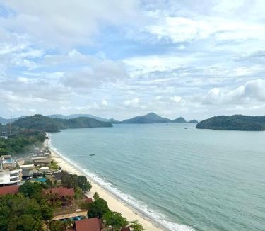 Lubok Buaya Apartment | Beachfront Seaview Suite l Cenang l Super King Bed