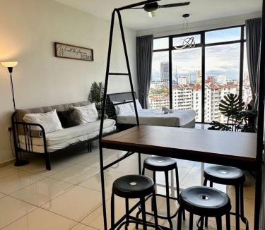 George Town Apartment | Beacon Executive Suite - City View - By IZ
