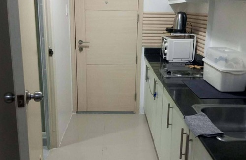 Barangay 76 Condo | Best Condo w/balcony near MOA seaside, huge pools, internet, A/C and security.