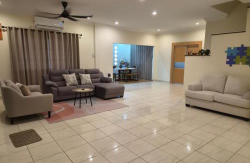 Lutong House | Bliss Homestay Miri - 3 Bedroom Double Storey Corner House with Netflix, Wi-Fi & hot water